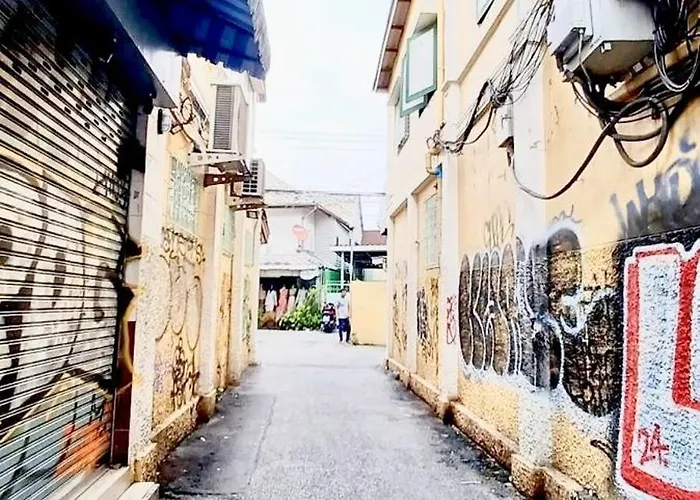 Mitr Khaosan - ถนนข้าวสาร *